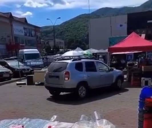 VIDEO. Piatra-Neamț. Joia “la târg”: ceartă pe locurile de parcare în piața centrală!