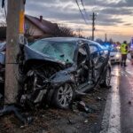 Iași. Un șofer a intrat cu mașina într-un stâlp electric și a murit!