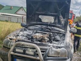 FOTO. Autoturism în flăcări la Crăcăoani. Un scurtcircuit pare să fi fost cauza incendiului