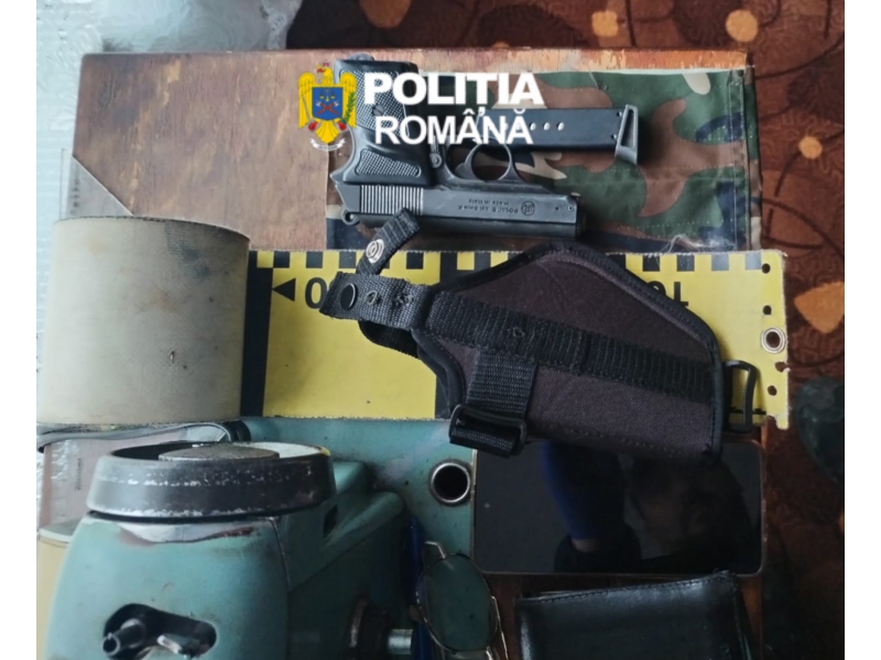 Camere camuflate, cartușe și peste 13 kilograme de carne, descoperite în urma unor percheziții la Târgu Neamț și Pipirig