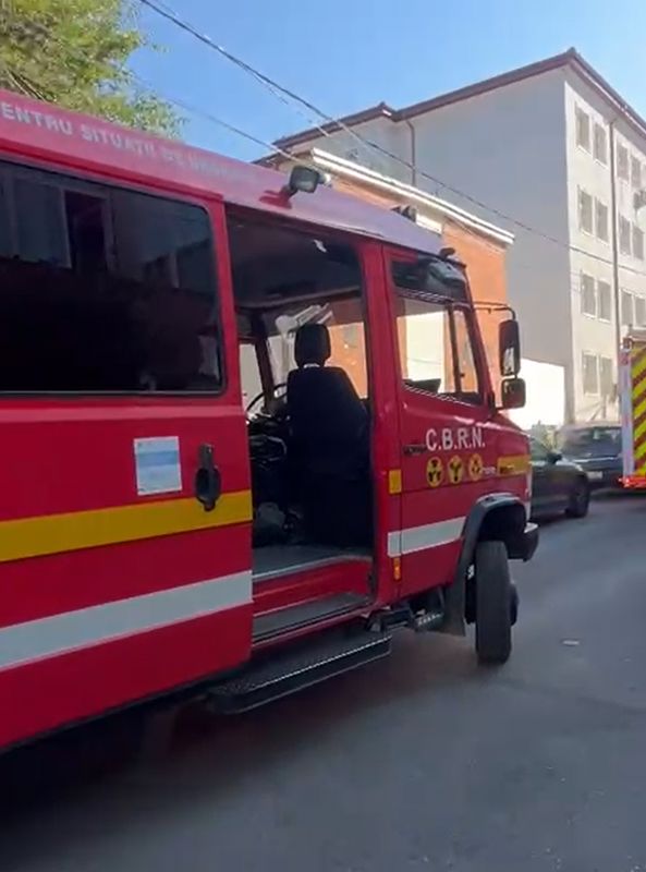 Iași. Alertă din cauza unui recipient suspect găsit în curtea unei școli – au intervenit militarii CBRN