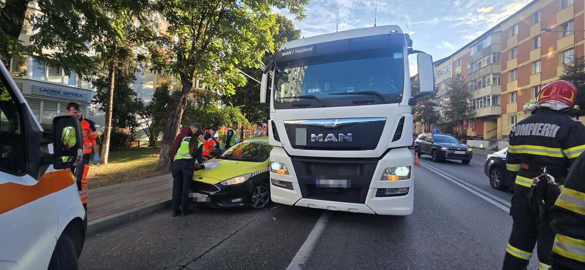 Piatra Neamț. Impact între un autoturism și un camion – șoferii au scăpat nevătămați