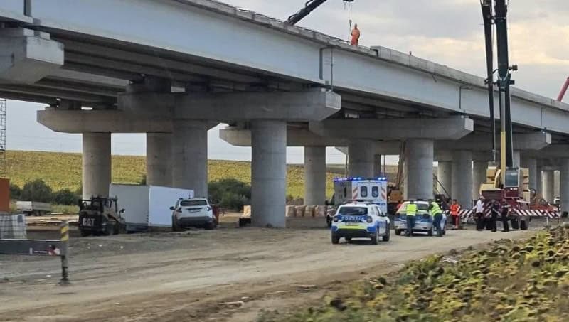 Accident mortal pe șantierul Autostrăzii Moldovei. Un muncitor UMB a căzut de pe un pasaj