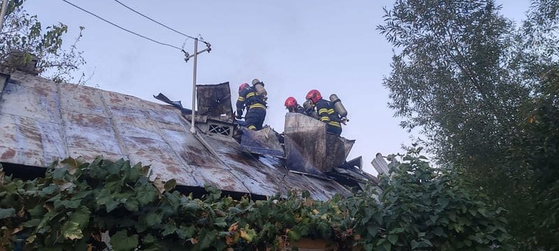 Peste 100 de intervenții ale pompierilor într-un singur sfârșit de săptămână. Trei mesaje RO-ALERT privind prezența urșilor