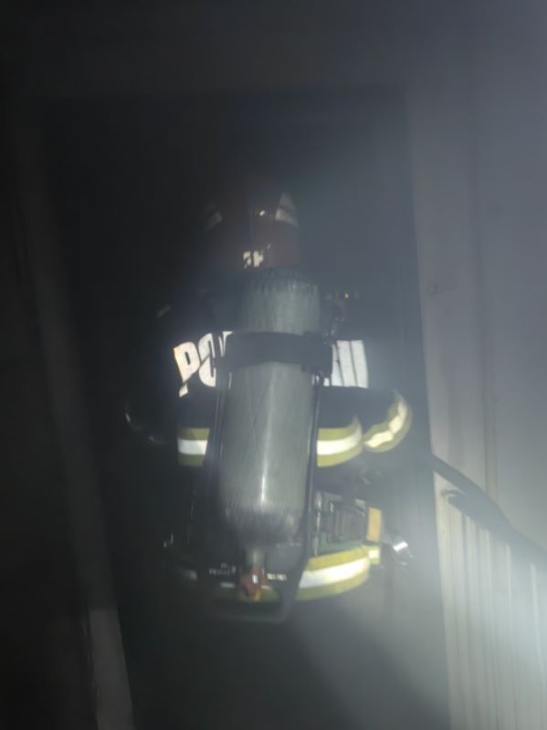 FOTO. Vaslui. Incendiu într-un apartament din Bârlad – 20 de persoane au fost evacuate
