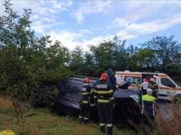 FOTO. Iași. Accident în localitatea Sârca – un microbuz s-a răsturnat în afara carosabilului