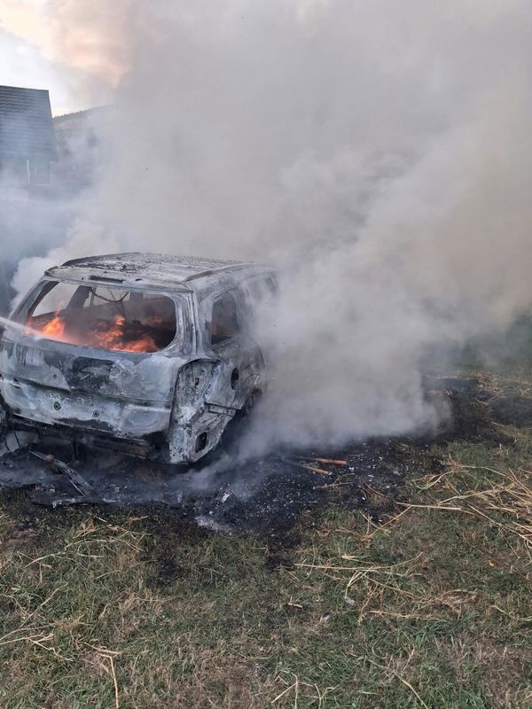 Autoturism incendiat intenționat la Farcașa. Un tânăr a ajuns la spital