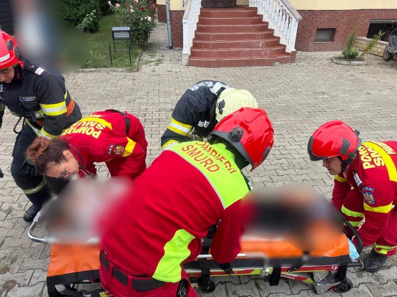 FOTO. Suceava. O femeie a fost salvată după ce a căzut în fântână