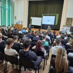 Balurile Bobocilor, lecții de conduită la astfel de petreceri, predate de polițiști liceenilor din Piatra Neamț