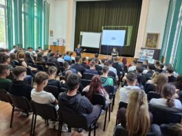 Balurile Bobocilor, lecții de conduită la astfel de petreceri, predate de polițiști liceenilor din Piatra Neamț