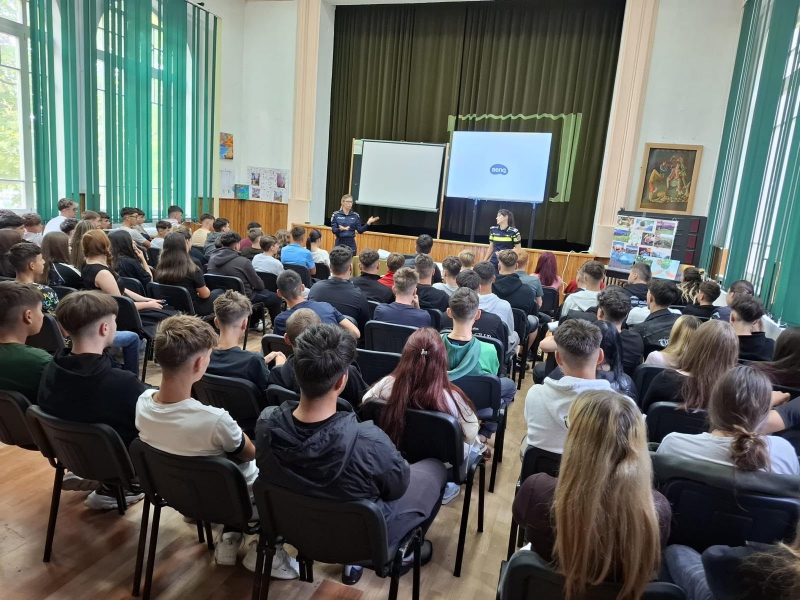 Balurile Bobocilor, lecții de conduită la astfel de petreceri, predate de polițiști liceenilor din Piatra Neamț