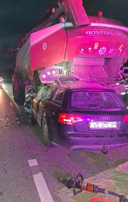 Vaslui. O femeie a ajuns la spital în urma unui accident dintre un autoturism și un utilaj agricol