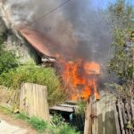 Două incendii în gospodării din județul Suceava. O casă și trei anexe au fost afectate