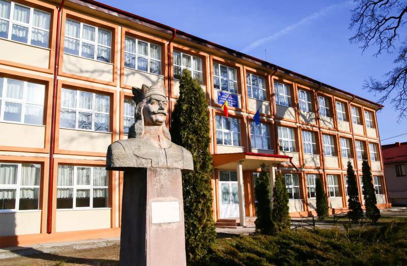 Încep consfătuirile profesorilor, în contextul programei noi la clasa a IX-a și fără manuale fizice!
