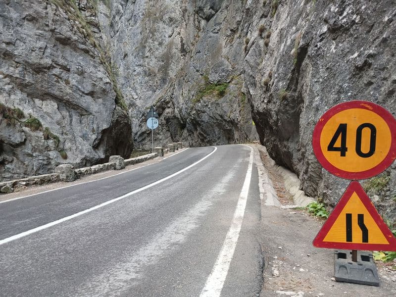 Atenție șoferi! Se lucrează în Cheile Bicazului, timp de 2 luni! Se va circula alternativ, cu tronsoane închise prin piloți