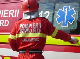 Foto. Bacău. O femeie și fiul de 9 ani loviți la cap de tencuiala prăbușită de pe un bloc