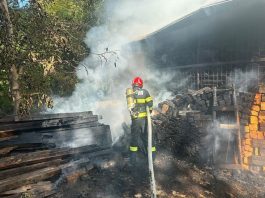 Piatra-Neamț. Foc pus intenționat la Biserica „Sfânta Parascheva”. Pompierii au reușit să stingă flăcările și au fost doar pagube materiale