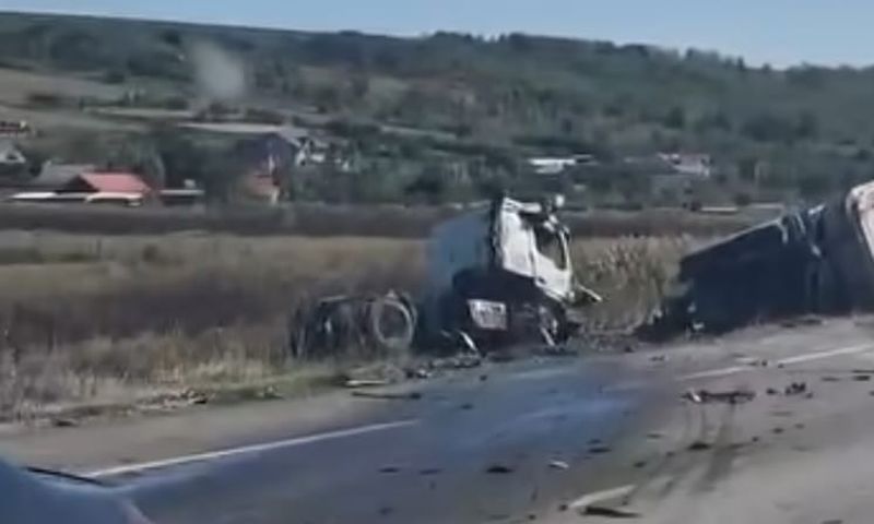 Tragedie la Lețcani. Un camion a căzut peste un autoturism. O persoană și-a pierdut viața, iar alta este în stare gravă