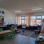 Neamț. Un copil de 15 ani a furat de la grădinița Oniceni plastilină, un joc și un parfum – a fost prins cu ajutorul câinilor de urmă