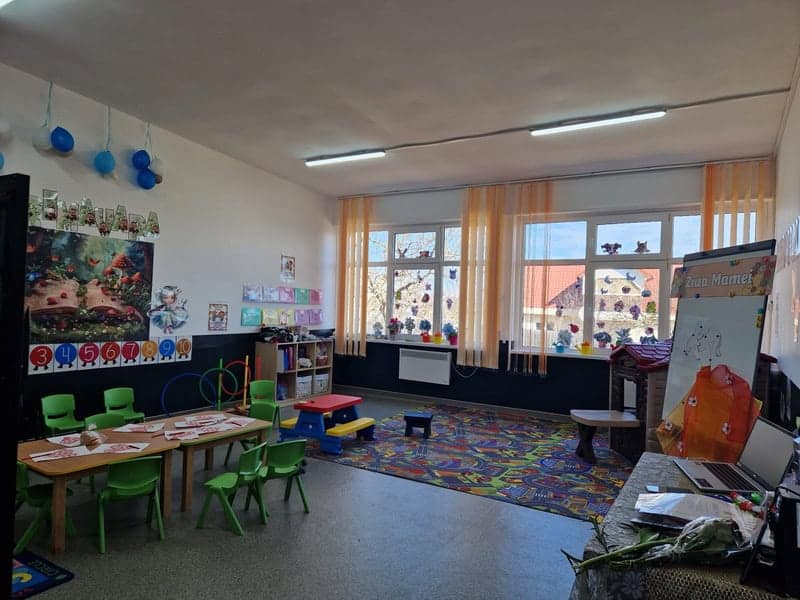 Neamț. Un copil de 15 ani a furat de la grădinița Oniceni plastilină, un joc și un parfum – a fost prins cu ajutorul câinilor de urmă