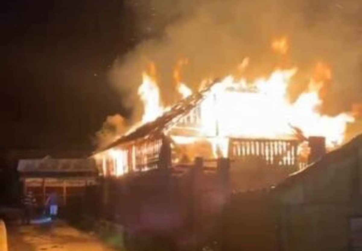 VIDEO. Bacău. O anexă gospodărească a luat foc în comuna Asău