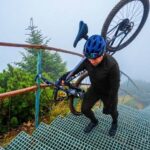 Rar se poate vedea așa ceva! Cu bicicleta în masivul ce străjuie Neamțul, pe scările ce duc la Vârful Toaca