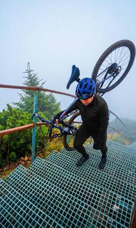 Rar se poate vedea așa ceva! Cu bicicleta în masivul ce străjuie Neamțul, pe scările ce duc la Vârful Toaca