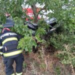 Vaslui. Accident la intrarea în localitatea Ivești – un șofer a intrat cu mașina într-un copac