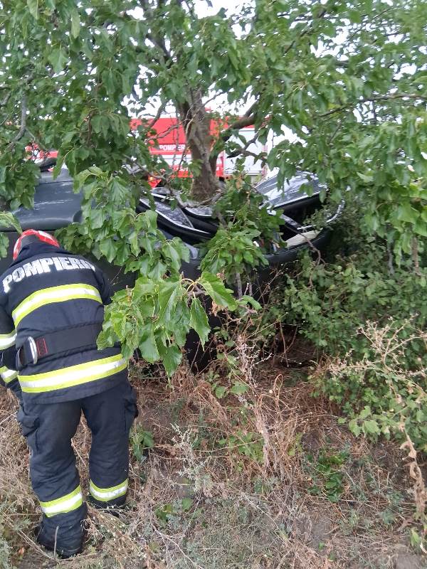 Vaslui. Accident la intrarea în localitatea Ivești – un șofer a intrat cu mașina într-un copac