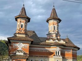 Pompierii intervin la Biserica „Adormirea Maicii Domnului ” (Precista Veche) din Piatra Neamț. Risc de cădere a unor elemente din acoperiș