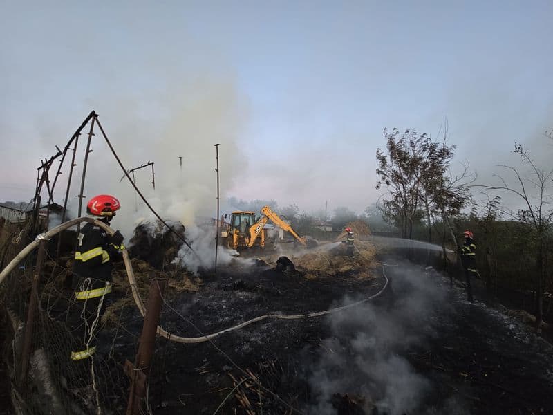 Botoșani. Foto. A pierdut 40 tone de furaje din cauza unui foc de miriște. Pompierii și voluntarii au luptat patru ore cu focul!