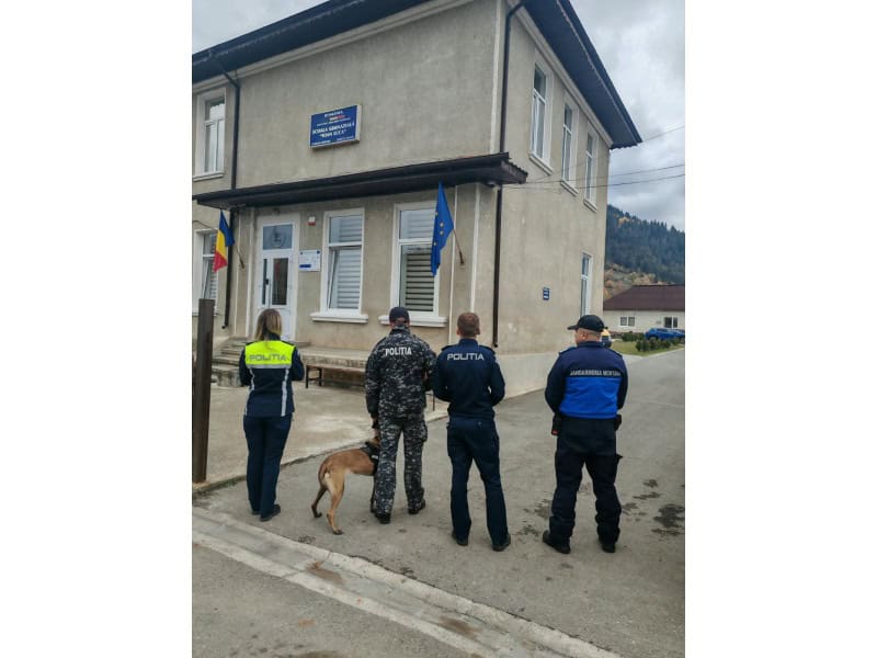 Neamț. Acțiuni educativ-preventive ale polițiștilor și jandarmilor în unitățile de învățământ preuniversitar din Bicaz, Poiana Teiului, Farcașa și Borca Neamț. Acțiuni educativ-preventive ale polițiștilor și jandarmilor în unitățile de învățământ preuniversitar din Bicaz, Poiana Teiului, Farcașa și Borca