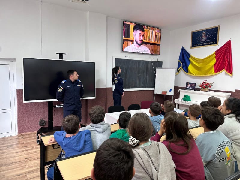 Neamț. Acțiuni educativ-preventive ale polițiștilor și jandarmilor în unitățile de învățământ preuniversitar din Bicaz, Poiana Teiului, Farcașa și Borca Neamț. Acțiuni educativ-preventive ale polițiștilor și jandarmilor în unitățile de învățământ preuniversitar din Bicaz, Poiana Teiului, Farcașa și Borca