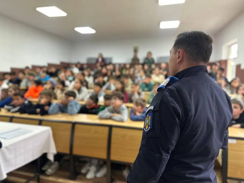 Neamț. Acțiuni educativ-preventive ale polițiștilor și jandarmilor în unitățile de învățământ preuniversitar din Bicaz, Poiana Teiului, Farcașa și Borca Neamț. Acțiuni educativ-preventive ale polițiștilor și jandarmilor în unitățile de învățământ preuniversitar din Bicaz, Poiana Teiului, Farcașa și Borca