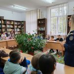 Neamț. Acțiuni educativ-preventive ale polițiștilor și jandarmilor în unitățile de învățământ preuniversitar din Bicaz, Poiana Teiului, Farcașa și Borca