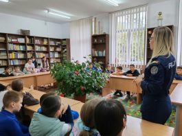 Neamț. Acțiuni educativ-preventive ale polițiștilor și jandarmilor în unitățile de învățământ preuniversitar din Bicaz, Poiana Teiului, Farcașa și Borca