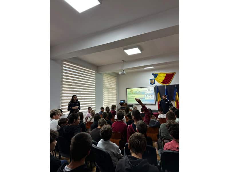 Neamț. Acțiuni educativ-preventive ale polițiștilor și jandarmilor în unitățile de învățământ preuniversitar din Bicaz, Poiana Teiului, Farcașa și Borca Neamț. Acțiuni educativ-preventive ale polițiștilor și jandarmilor în unitățile de învățământ preuniversitar din Bicaz, Poiana Teiului, Farcașa și Borca