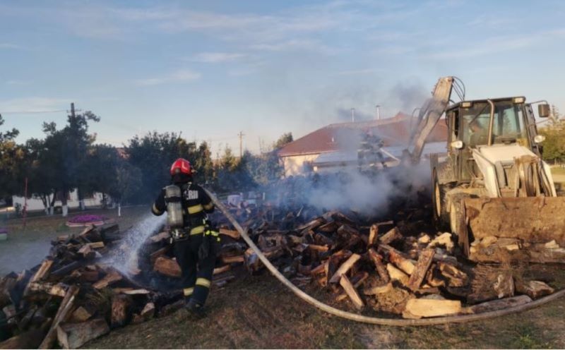 Botoșani. Parte din lemnele pentru încălzirea unei școli s-au făcut scrum – cauza incendiului nu a fost stabilită Botoșani. Parte din lemnele pentru încălzirea unei școli s-au făcut scrum – cauza incendiului nu a fost stabilită