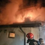 Iași. Intervenție cu bucluc la Osoi – mașina pompierilor a rămas împotmolită, fiind întinse linii de furtun pe 250 de metri