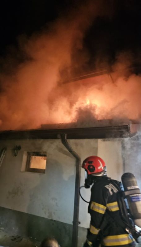 Iași. Intervenție cu bucluc la Osoi – mașina pompierilor a rămas împotmolită, fiind întinse linii de furtun pe 250 de metri