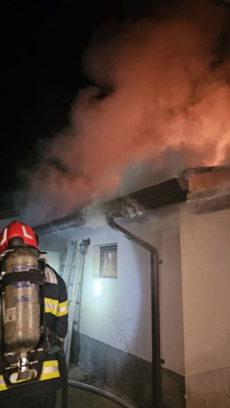 Iași. Intervenție cu bucluc la Osoi – mașina pompierilor a rămas împotmolită, fiind întinse linii de furtun pe 250 de metri