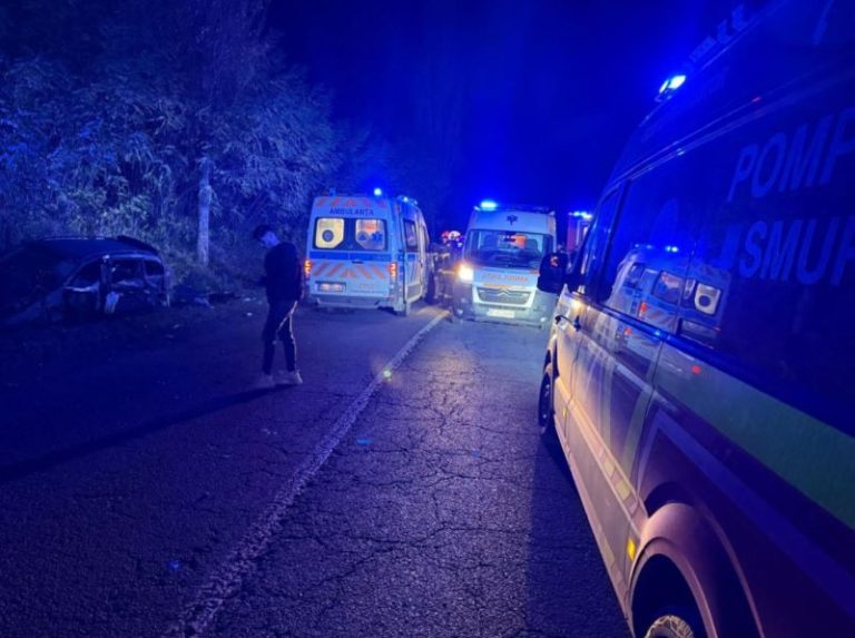 Bacău. Accident în care au fost implicate 13 persoane – 5 au ajuns la spital