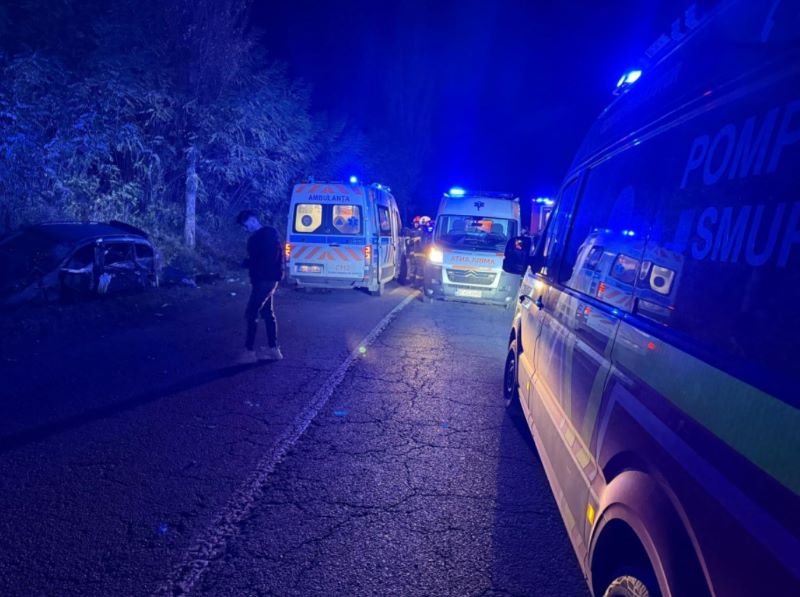 Bacău. Accident în care au fost implicate 13 persoane – 5 au ajuns la spital