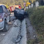 Accident grav Hangu: autoturismul răsturnat pe capotă, șoferul a ajuns la spital!