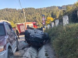 Accident grav Hangu: autoturismul răsturnat pe capotă, șoferul a ajuns la spital!
