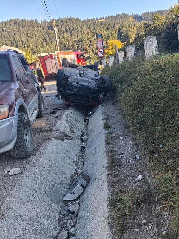Accident grav Hangu: autoturismul răsturnat pe capotă, șoferul a ajuns la spital!