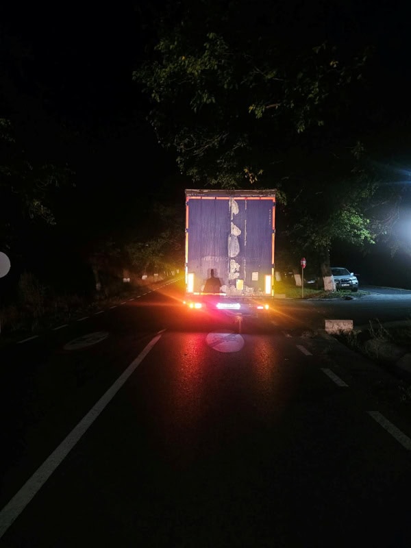 Pieton rănit după ce a fost acroșat de o semiremorcă la Târgu-Neamț