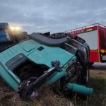 Accident pe E85. Un camion încărcat cu țevi metalice s-a răsturnat