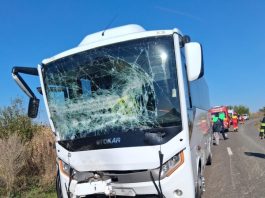 Video-Foto. Vaslui. Coliziune între un autobuz cu navetiști și un tractor. Doi răniți au ajuns la urgență cu capul spart