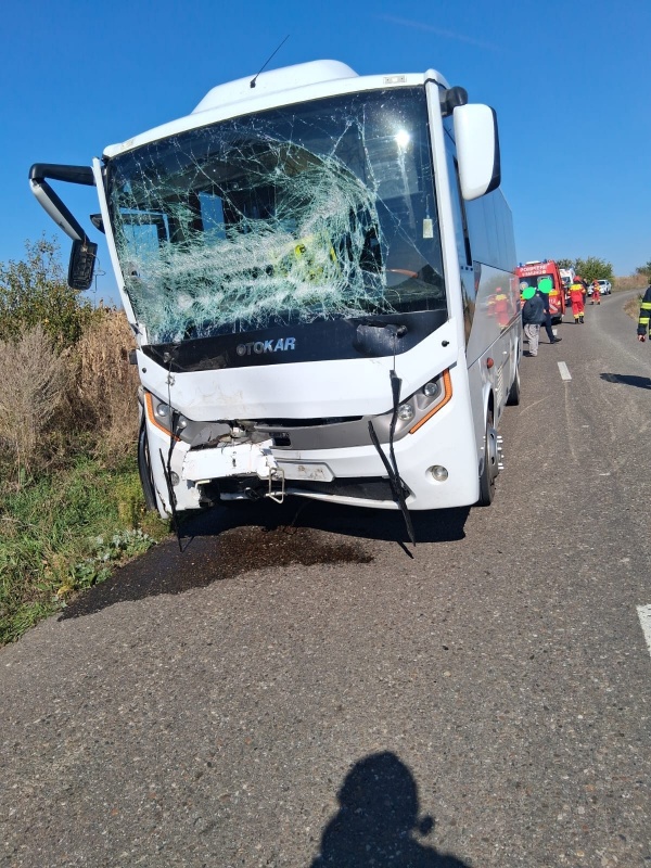 Video-Foto. Vaslui. Coliziune între un autobuz cu navetiști și un tractor. Doi răniți au ajuns la urgență cu capul spart